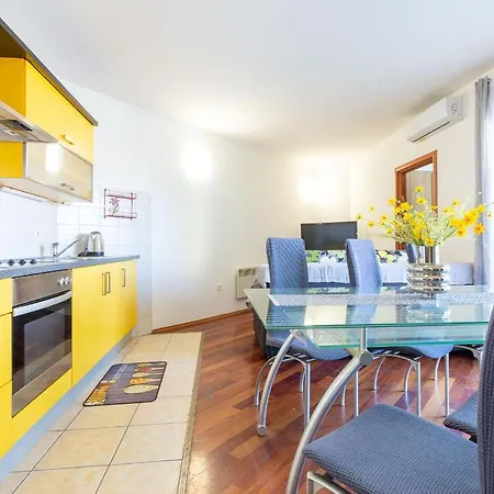 Nika Aparment With Large Balcony And Bbq Apartment Zadar